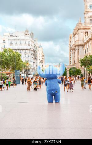 Personnage costume Entertainer sur City Street animée Banque D'Images