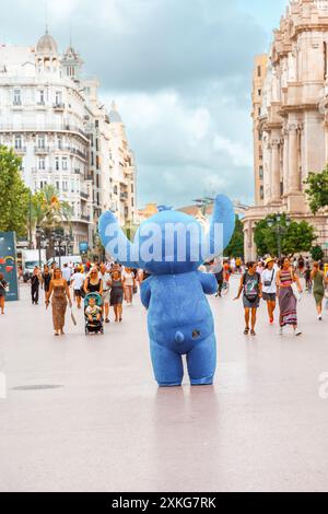 Personnage costume Entertainer sur City Street animée Banque D'Images