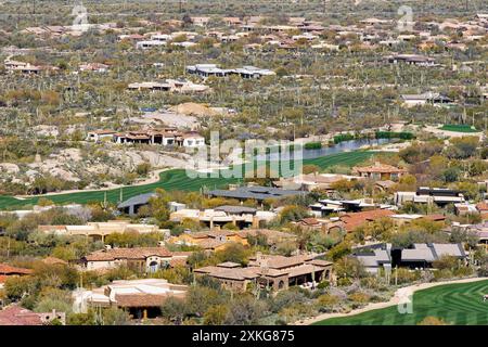 Vue depuis Pinnacle Peak d'un complexe de vacances avec terrain de golf dans le désert de Sonora, USA, Arizona, Pinnacle Peak Park, Scottsdale Banque D'Images