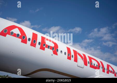 Logo d'un Airbus A350-900 d'Air India exposé de manière statique lors du salon international de Farnborough, le 22 juillet 2024, à Farnborough, en Angleterre. Le salon aéronautique international de Farnborough, qui se déroule cette année, accueille 1 500 exposants avec 100 000 m2 d'espace d'exposition avec plus de 80 000 visiteurs sur les 5 jours de commerce. Banque D'Images