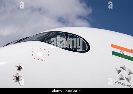 XX d'un Airbus A350-900 d'Air India en exposition statique lors du salon international de l'aéronautique de Farnborough, le 22 juillet 2024, à Farnborough, en Angleterre. Le salon aéronautique international de Farnborough, qui se déroule cette année, accueille 1 500 exposants avec 100 000 m2 d'espace d'exposition avec plus de 80 000 visiteurs sur les 5 jours de commerce. Banque D'Images