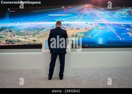 Un visiteur assiste à une présentation de Connected Battlespace sur le stand RTX lors du salon aéronautique international de Farnborough, le 22 juillet 2024, à Farnborough, en Angleterre. RTX est le groupe corporatif de Collins Aerospace, Pratt & Whitney et Raytheon. Le salon aéronautique international de Farnborough, qui se déroule cette année, accueille 1 500 exposants avec 100 000 m2 d'espace d'exposition avec plus de 80 000 visiteurs sur les 5 jours de commerce. Banque D'Images