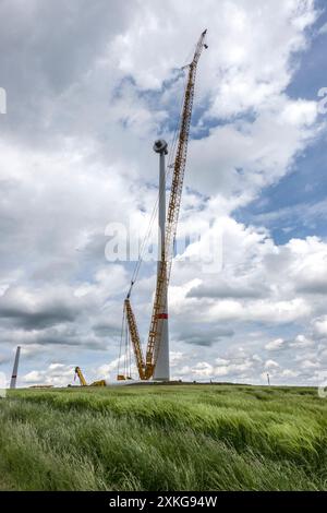 Construction d'une éolienne avec une grue spéciale, Allemagne, Rhénanie-Palatinat Banque D'Images