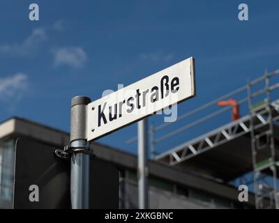 Panneau de nom de rue Kurstrasse dans une station thermale en Bavière, Allemagne. Signalisation routière en langue allemande dans une destination touristique. Banque D'Images