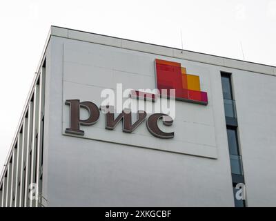 Logo PwC sur l'extérieur de l'immeuble de bureaux. PricewaterhouseCoopers est une multinationale qui donne des conseils financiers en tant que consultant en affaires. Banque D'Images