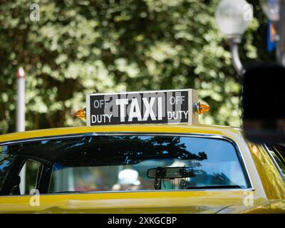 Signe taxi Off Duty sur un vieux taxi américain. Parking jaune à l'extérieur. Gros plan du symbole sur le toit. Mobilité et service de transport. Banque D'Images