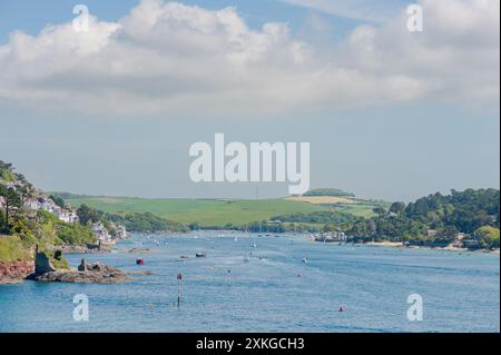 Vue le long de l'estuaire de Salcombe depuis la direction de Sharpitor, Fort Charles clairement visible le jour d'été avec le ciel bleu et les eaux. Banque D'Images