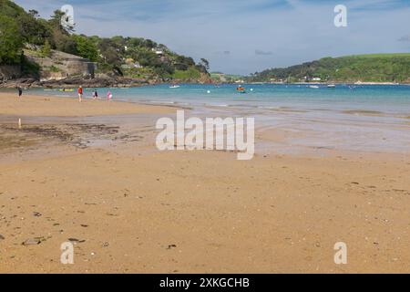 Plage de South Sands regardant vers la ville de Salcombe le long de l'estuaire avec les ruines de Fort Charles et East Portlemouth visibles. Banque D'Images