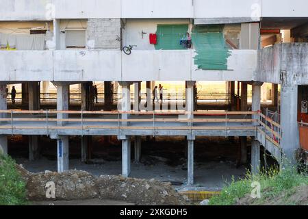 Naples, Italie. 23 juillet 2024, Napoli, Naples, italie : 07/23/2024 Naples, cette nuit dans le quartier de Scampia, un balcon est tombé dans la voile de Celeste, tombant sur de nombreuses personnes, dont 3 ont été tuées et 14 blessées (crédit image : © Fabio Sasso/ZUMA Press Wire) USAGE ÉDITORIAL SEULEMENT! Non destiné à UN USAGE commercial ! Crédit : ZUMA Press, Inc Crédit : ZUMA Press, Inc/Alamy Live News Banque D'Images