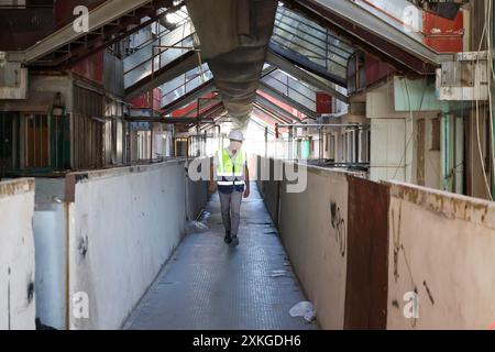 Naples, Italie. 23 juillet 2024, Napoli, Naples, italie : 07/23/2024 Naples, cette nuit dans le quartier de Scampia, un balcon est tombé dans la voile de Celeste, tombant sur de nombreuses personnes, dont 3 ont été tuées et 14 blessées (crédit image : © Fabio Sasso/ZUMA Press Wire) USAGE ÉDITORIAL SEULEMENT! Non destiné à UN USAGE commercial ! Crédit : ZUMA Press, Inc Crédit : ZUMA Press, Inc/Alamy Live News Banque D'Images