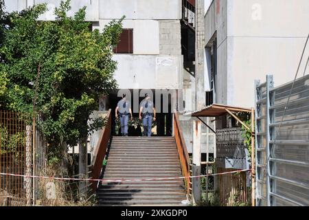 Naples, Italie. 23 juillet 2024, Napoli, Naples, italie : 07/23/2024 Naples, cette nuit dans le quartier de Scampia, un balcon est tombé dans la voile de Celeste, tombant sur de nombreuses personnes, dont 3 ont été tuées et 14 blessées (crédit image : © Fabio Sasso/ZUMA Press Wire) USAGE ÉDITORIAL SEULEMENT! Non destiné à UN USAGE commercial ! Crédit : ZUMA Press, Inc Crédit : ZUMA Press, Inc/Alamy Live News Banque D'Images