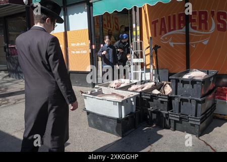 Scène de rue à Williamsburg une semaine avant la Pâque quand du poisson frais a été livré à un magasin casher sur Lee Avenue Banque D'Images