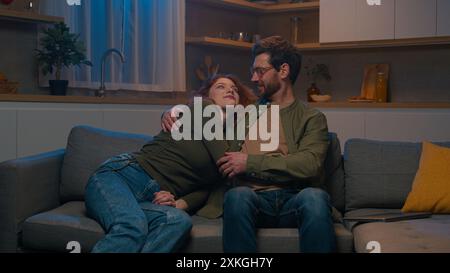 Couple caucasien dans l'amour homme femme mari femme se détendre ensemble sur le canapé dans la maison du soir câlin profitant de la date romantique sentir l'affection tendre Banque D'Images