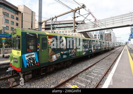 Un train Dart avec une nouvelle livrée marquant le 40e anniversaire du Dart, à la gare de Grand canal Dock. Date de la photo : mardi 23 juillet 2024. Banque D'Images