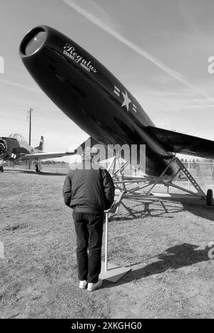 Une femme au début des années 50 lit des informations sur le missile de croisière Vought au musée de l'aviation de Caroline à Charlotte, Caroline du Nord. Banque D'Images