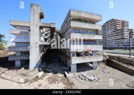 Naples, Italie, 23 juillet 2024. Le bâtiment du quartier de Scampia à Naples, appelé 'Vela Celeste', où la nuit dernière il y a eu un effondrement d'un balcon dans lequel deux personnes sont mortes et treize ont été blessées, dont sept enfants. Crédit : Marco Cantile/Alamy Live News Banque D'Images