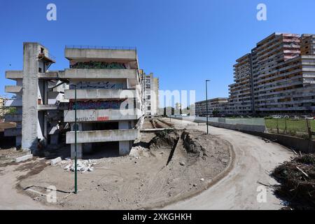 Naples, Italie, 23 juillet 2024. Le bâtiment du quartier de Scampia à Naples, appelé 'Vela Celeste', où la nuit dernière il y a eu un effondrement d'un balcon dans lequel deux personnes sont mortes et treize ont été blessées, dont sept enfants. Crédit : Marco Cantile/Alamy Live News Banque D'Images