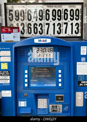Gaz à vendre à des prix très élevés. Un camion rempli de plus de 32 gallons à 7,13 $ le gallon pour un total de 230 $. À Westchester, New York. Banque D'Images