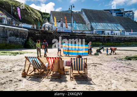 Vacanciers se relaxant sur la plage de Towan à Newquay en Cornouailles au Royaume-Uni. Banque D'Images