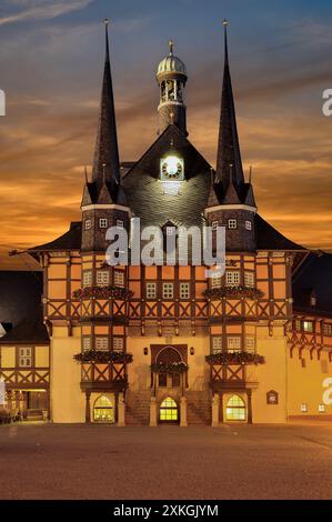 Hôtel de ville médiéval historique à Wernigerode la nuit, montagnes du Harz, Saxe-Anhalt, Allemagne Banque D'Images