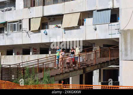 Naples, Italie. 23 juillet 2024. Les services d'urgence travaillent sur le site où une passerelle piétonne s'est effondrée dans le quartier de Scampia à Naples, en Italie. Mardi 23 juillet 2024. Crédit : LaPresse/Alamy Live News Banque D'Images