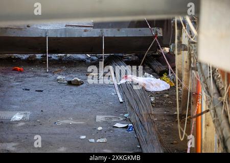 Naples, Italie. 23 juillet 2024. Les services d'urgence travaillent sur le site où une passerelle piétonne s'est effondrée dans le quartier de Scampia à Naples, en Italie. Mardi 23 juillet 2024. Crédit : LaPresse/Alamy Live News Banque D'Images