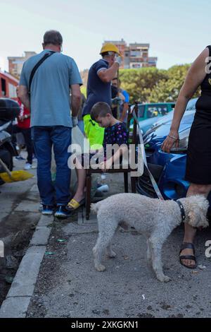 Naples, Italie. 23 juillet 2024. Les services d'urgence travaillent sur le site où une passerelle piétonne s'est effondrée dans le quartier de Scampia à Naples, en Italie. Mardi 23 juillet 2024. Crédit : LaPresse/Alamy Live News Banque D'Images