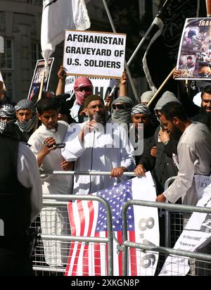 Photo du dossier datée du 11/09/11 de l'anjem Choudary, un religieux, parlant alors que les membres du groupe Musulmans contre les croisades manifestent devant l'ambassade américaine à Londres à l'occasion du 10e anniversaire du 11/9. Le prédicateur islamiste Anjem Choudary a été reconnu coupable par le tribunal de la Couronne de Woolwich d'avoir dirigé l'organisation terroriste Al-Muhajiroun et d'avoir encouragé son soutien par le biais de réunions en ligne. Date d'émission : mardi 23 juillet 2024. Banque D'Images