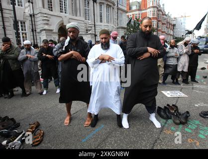 Photo du dossier datée du 11/09/11 du Cleric Anjem Choudary (au centre) dirigeant des membres musulmans contre les croisades dans la prière lors d’une manifestation devant l’ambassade américaine à Londres, à l’occasion du 10e anniversaire du 11 septembre. Le prédicateur islamiste Anjem Choudary a été reconnu coupable par le tribunal de la Couronne de Woolwich d'avoir dirigé l'organisation terroriste Al-Muhajiroun et d'avoir encouragé son soutien par le biais de réunions en ligne. Date d'émission : mardi 23 juillet 2024. Banque D'Images