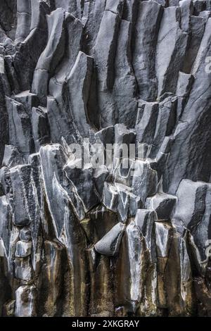 Formations rocheuses basaltiques volcaniques en colonnes dans les gorges spectaculaires de la rivière Alcantara (Gole dell'Alcantara) près de l'Etna, Sicile, Italie Banque D'Images