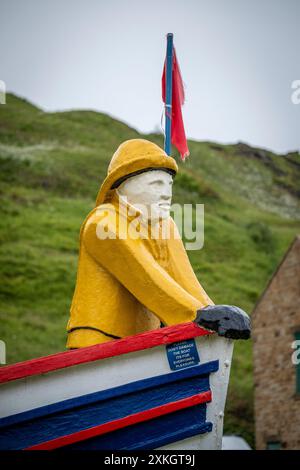 Le Repus, Un coble de pêche restauré avec des sculptures, par Steve Iredale et Richard Baker, à Skinningrove Village, North Yorkshire, Banque D'Images