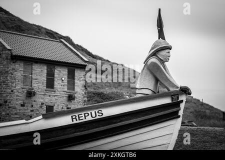 Le Repus, Un coble de pêche restauré avec des sculptures, par Steve Iredale et Richard Baker, à Skinningrove Village, North Yorkshire, Banque D'Images