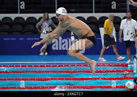 Paris, France. 23 juillet 2024. La médaillée d’or olympique Caeleb Dressel de l’équipe des États-Unis saute dans la piscine lors d’un entraînement de natation à la Defense Arena à Paris, France, le mardi 23 juillet 2024. La cérémonie d'ouverture a lieu le 26 juillet, 100 ans après la dernière fois que Paris a accueilli les jeux. Photo de Richard Ellis/UPI crédit : UPI/Alamy Live News Banque D'Images