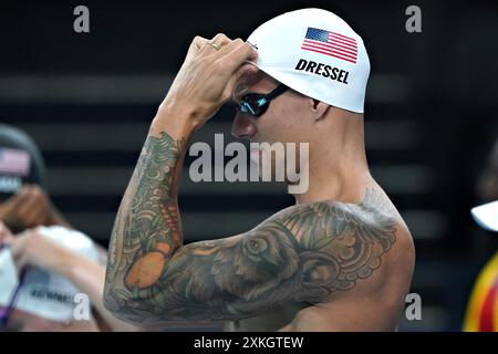 Paris, France. 23 juillet 2024. Le médaillé d’or olympique Caeleb Dressel de l’équipe des États-Unis ajuste sa casquette lors des essais de natation ouverte à la Defense Arena à Paris, France, le mardi 23 juillet 2024. La cérémonie d'ouverture a lieu le 26 juillet, 100 ans après la dernière fois que Paris a accueilli les jeux. Photo de Richard Ellis/UPI crédit : UPI/Alamy Live News Banque D'Images