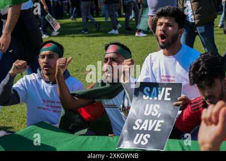 Londres, Royaume-Uni, 22 juillet 2024. Des centaines de Bangladais britanniques ont assisté à une marche de solidarité et à un rassemblement appelant à la démission du premier ministre Sheikh Hasina après que des protestations ont éclaté dans ce pays sud-asiatique contre le système gouvernemental de quotas d’emploi pour les familles et les anciens combattants qui ont combattu et participé au mouvement de libération de 1971. Les manifestations au Bangladesh ont fait plus de 100 morts, les autorités imposant un couvre-feu et coupant Internet dans le but de reprendre le contrôle de la situation. Crédit : onzième heure photographie/Alamy Live News Banque D'Images