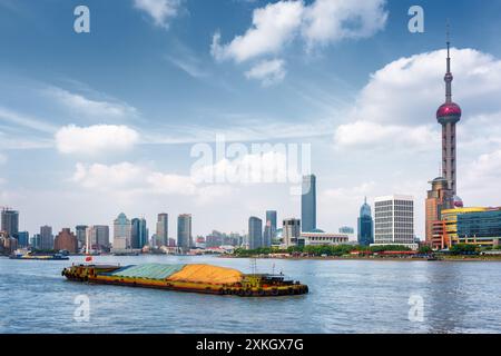 Barge automotrice sur la rivière Huangpu à Shanghai, en Chine Banque D'Images