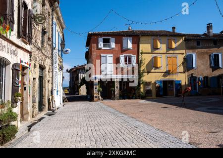 La place de l Europe dans la commune rurale de Carla-Bayle dans le département de l Ariège dans la région Occitanie le 2 août 2022. La place d Banque D'Images