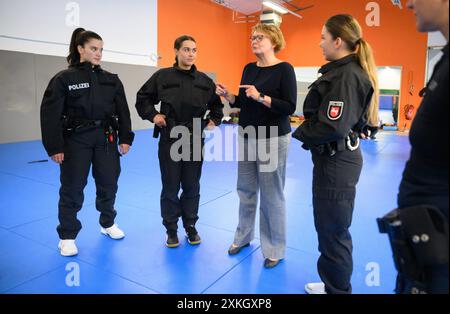 Hanovre, Allemagne. 23 juillet 2024. Daniela Behrens (SPD), ministre de l’intérieur de basse-Saxe, s’entretient avec des stagiaires commissaires de police au centre de formation du département de police de Hanovre. Les policiers sont formés pour arrêter des personnes armées de couteaux. Au cours de son voyage d'été, la ministre de l'intérieur de basse-Saxe, Behrens (SPD), a visité le centre de formation et a de nouveau appelé à l'interdiction des couteaux dans la circulation locale. Les zones d'interdiction des armes doivent également être étendues. Crédit : Julian Stratenschulte/dpa/Alamy Live News Banque D'Images