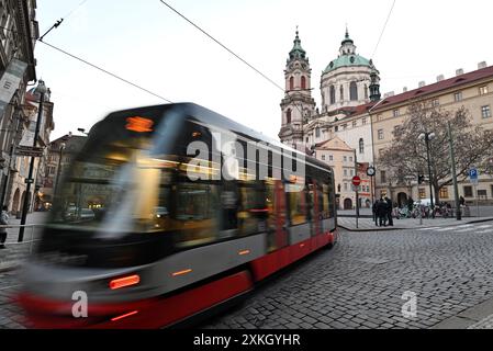 Tramway moderne en mouvement, volontairement brouillé, les transports publics dans les rues de Prague, capitale de la République tchèque le 10 janvier 2024 Banque D'Images