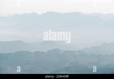 Fond de montagnes enveloppées de brume. Vue sur les montagnes dans la brume Banque D'Images