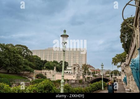 Vienne, Autriche, 21 août 2022. A l'intérieur du Stadtpark, un grand parc municipal dans le centre-ville, le chemin piétonnier le long de la rivière Wien. Grand bleu Banque D'Images