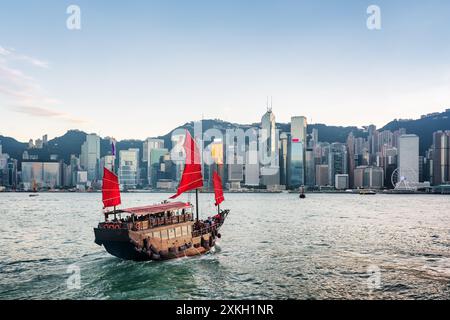 Un voilier touristique traverse le port de Victoria. Hong Kong Banque D'Images