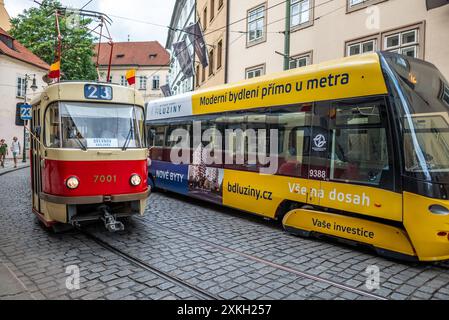 Tramways vintage et modernes, transports en commun dans les rues de Prague, capitale de la République tchèque le 8 juillet 2024 Banque D'Images