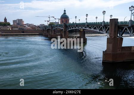 Le pont Saint-Pierre sur la Garonne avec le dôme de l'hôpital la grave en arrière-plan à Toulouse dans le département de la haute-Garonne Banque D'Images