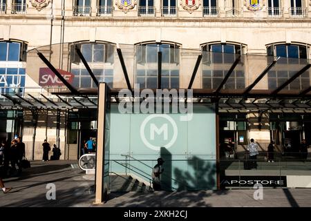 Panneau indiquant l'entrée du métro devant la façade de la gare SNCF Toulouse Matabiau dans le département de la haute-Garonne Banque D'Images