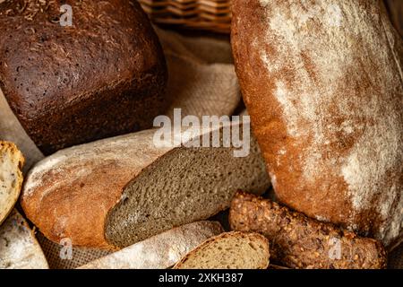 Pain assorti sur une table en bois avec levain dans des tasses en verre. Photo de haute qualité Banque D'Images