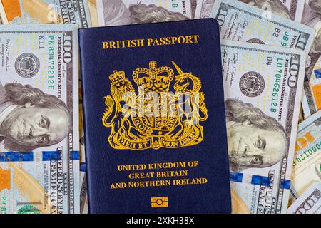 Dans le nouveau passeport britannique biométrique, les billets en dollars américains symbolisent la relation transatlantique entre les États-Unis d'Amérique britanniques Banque D'Images