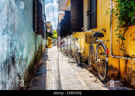 Vélos garés près du mur jaune, Hoi an Ancient Town Banque D'Images