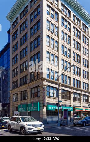 NYC Chinatown : Hardware Building, un bâtiment commercial en brique et pierre, conçu par Schwartz & Gross avec B.N. Marcus en 1907. Banque D'Images