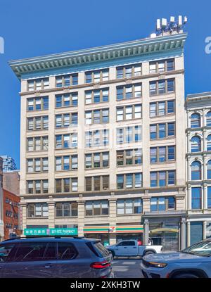 NYC Chinatown : Hardware Building, un bâtiment commercial en brique et pierre, conçu par Schwartz & Gross avec B.N. Marcus en 1907. Banque D'Images